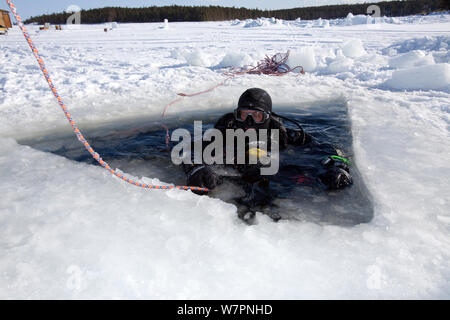 L'intérieur du plongeur maina (découpe d'entrée triangulaire) prêt à faire de la plongée sous les glaces du cercle arctique, centre de plongée, mer Blanche, la Carélie, dans le Nord de la Russie, avril 2009 Banque D'Images