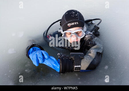 L'intérieur du plongeur maina (découpe d'entrée triangulaire) avec glace fondue prêt à faire de la plongée sous les glaces du cercle arctique, centre de plongée, mer Blanche, la Carélie, dans le Nord de la Russie, Mars 2010 Banque D'Images