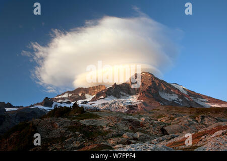 Nuages lenticulaires sur le Mont Rainier, vu de l'arrière-pays de Pyramid Peak Mount Rainier National Park. Washington, USA, septembre 2012. Banque D'Images