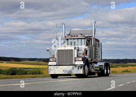 Vaulammi, Finlande. Le 3 août 2019. Classic KENWORTH W900B sur la route de camionnage tracteur semi sur Maisemaruise 2019 car cruise dans Tawastia Bon, Finlande Banque D'Images