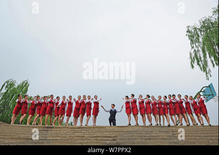 Les femmes diplômées des principaux agents de bord habillés en uniforme d'hôtesse de l'air, prendre des photos de gradation à Taiyuan city, au nord la province de Shanxi, Banque D'Images