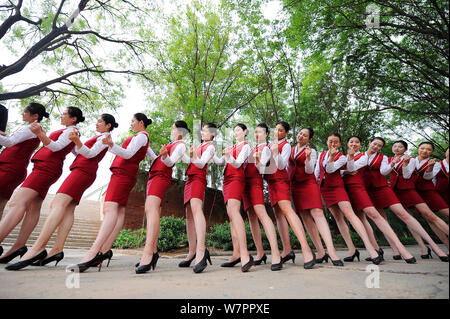 Les femmes diplômées des principaux agents de bord habillés en uniforme d'hôtesse de l'air, prendre des photos de gradation à Taiyuan city, au nord la province de Shanxi, Banque D'Images