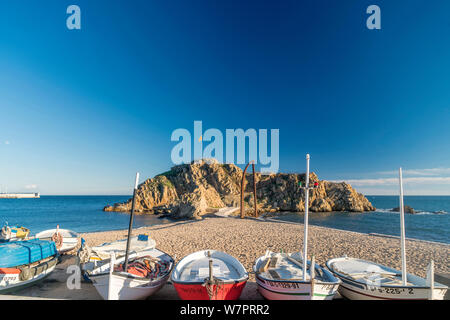 Petits bateaux de pêche PUNTA SA PALOMERA ROCK SABANELL BEACH BLANES COSTA BRAVA Gérone Catalogne Espagne Banque D'Images