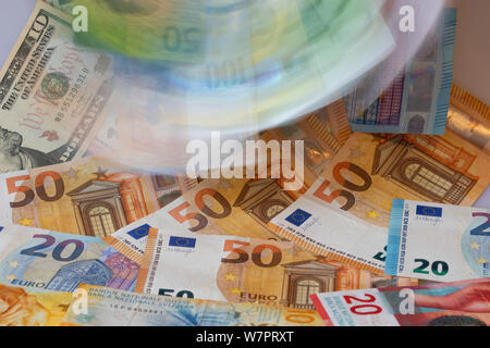 Cologne, Allemagne. Le 05 août, 2019. Euros, francs suisses et en dollars dans le monde d'utilisation | Credit : dpa/Alamy Live News Banque D'Images