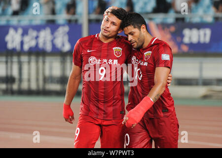 Joueur de football brésilien, Givanildo Vieira de Sousa, mieux connu sous le nom de Hulk, droite, et son coéquipier, joueur de football brésilien Elkeson de Shanghai EPOP Banque D'Images