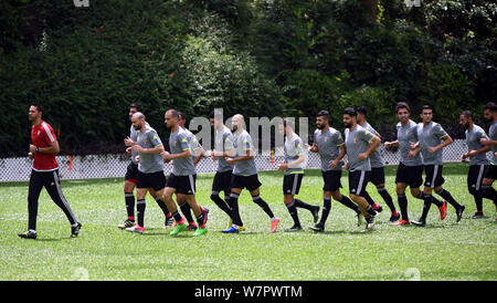 Les joueurs de Jordan national men's football team prendre part à une séance de formation pour un match amical contre Hong Kong men's football team à Hong Kong Banque D'Images