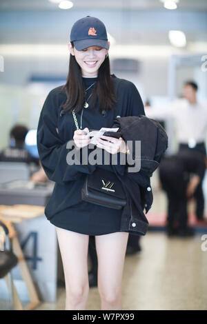 Modèle chinois Xi Mengyao, mieux connu sous le nom de Ming Xi, pose à l'Aéroport International de Shanghai Hongqiao de Shanghai, Chine, le 7 juin 2017. Banque D'Images