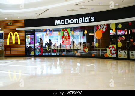 --FILE--Vue d'un restaurant de fast-food McDonald's dans la ville de Yichang, province du Hubei en Chine centrale, le 25 juillet 2016. L'acquisition de McDonald's Cor Banque D'Images