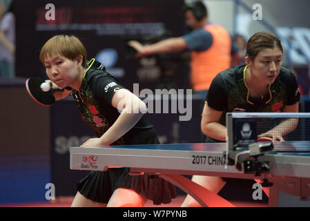 Zhu Yuling, gauche, renvoie une tourné comme elle et Chen Meng concurrencer Hayata Hina et Mima l'Oti de Chine dans leur match de demi-finale de leur féministe doub Banque D'Images