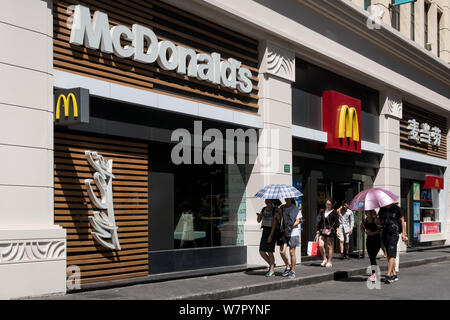 --FILE--piétons passent devant un restaurant de fast-food McDonald's à Shanghai, Chine, 15 août 2016. L'acquisition de l'entreprise McDonald's Corp. Banque D'Images