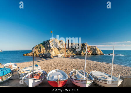 Petits bateaux de pêche PUNTA SA PALOMERA ROCK SABANELL BEACH BLANES COSTA BRAVA Gérone Catalogne Espagne Banque D'Images