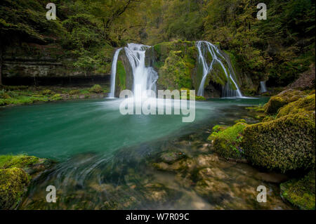 Le saut de la Loue, une cascade dans la vallée de la Loue près de la rivière, près de la source dans le Jura français, Franche-Comté, France, octobre. Banque D'Images