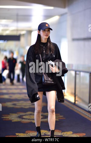 Modèle chinois Xi Mengyao, mieux connu sous le nom de Ming Xi, pose à l'Aéroport International de Shanghai Hongqiao de Shanghai, Chine, le 7 juin 2017. Banque D'Images