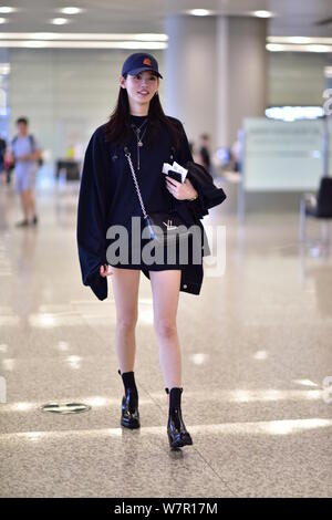 Modèle chinois Xi Mengyao, mieux connu sous le nom de Ming Xi, pose à l'Aéroport International de Shanghai Hongqiao de Shanghai, Chine, le 7 juin 2017. Banque D'Images