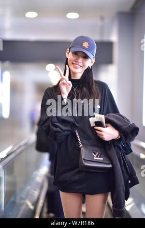 Modèle chinois Xi Mengyao, mieux connu sous le nom de Ming Xi, pose à l'Aéroport International de Shanghai Hongqiao de Shanghai, Chine, le 7 juin 2017. Banque D'Images