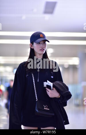 Modèle chinois Xi Mengyao, mieux connu sous le nom de Ming Xi, pose à l'Aéroport International de Shanghai Hongqiao de Shanghai, Chine, le 7 juin 2017. Banque D'Images