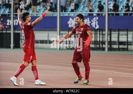 Joueur de football brésilien, Givanildo Vieira de Sousa, mieux connu sous le nom de Hulk, droite, et son coéquipier, joueur de football brésilien Elkeson de Shanghai EPOP Banque D'Images
