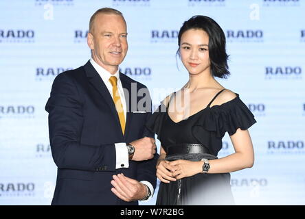 L'actrice chinoise Tang Wei, droit, assiste à une conférence de presse pour promouvoir "Rado" à Beijing, Chine, 7 juin 2017. Banque D'Images