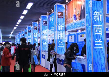 --FILE--visiteurs chinois parler avec les conseillers en éducation dans les stands de la Nouvelle-Zélande dans les universités canadiennes au cours d'un salon de l'éducation à Beijing, Chine, 13 Mar Banque D'Images