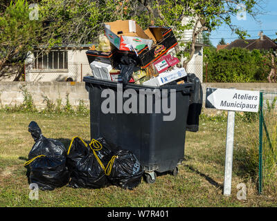 Débordant d'ordures publiques skip - France. Banque D'Images