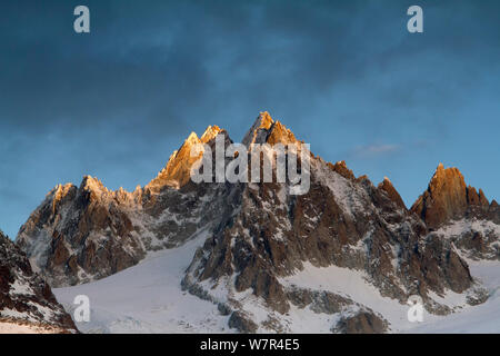 Montagnes dans la neige, l'Aiguille du Tour dans la dernière lumière du soir. Chamonix, Haute Savoie, France. Décembre 2011 Banque D'Images