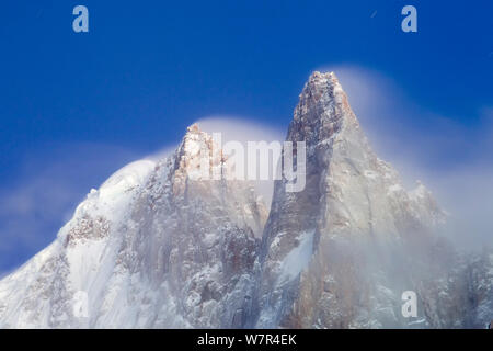 Montagnes dans la neige, Aiguille du Dru avec soufflage de la neige en haut dans la nuit. Chamonix, Haute Savoie, France, Décembre 2011 Banque D'Images