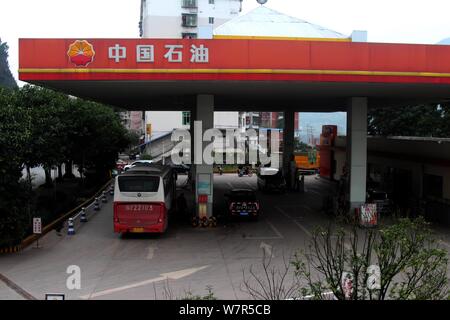 --FILE--un autobus est être ravitaillé à une station de PetroChina, filiale de la CNPC (China National Petroleum Corporation), dans la région de Chongqing, C Banque D'Images