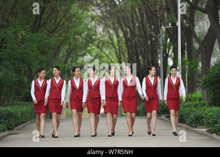 Les femmes diplômées des principaux agents de bord habillés en uniforme d'hôtesse de l'air, prendre des photos de gradation à Taiyuan city, au nord la province de Shanxi, Banque D'Images