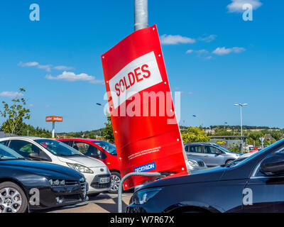 'Soldes' (Français) Vente parking sign in - France. Banque D'Images