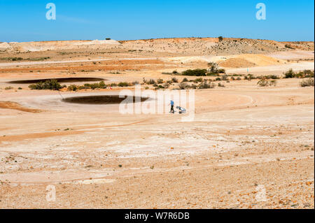 Man playing golf on course à Coober Pedy, un désert de l'outback, ville minière de l'opale, l'Australie du Sud, Juin 2010 Banque D'Images