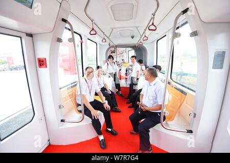 Les visiteurs prendre le premier train, railless développé par le CCRR Zhuzhou Institute Co., Ltd, dans la ville de Zhuzhou, province de Hunan, en Chine centrale, 2 Ju Banque D'Images