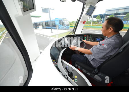 Un chauffeur exploite le premier train railless, développé par le CCRR Zhuzhou Institute Co., Ltd, à Zhuzhou city, province du Hunan en Chine centrale, Banque D'Images