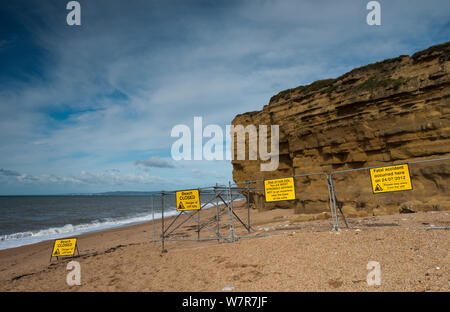 Une section fermée de plage à Burton Bradstock, due à l'effondrement des falaises de grès jurassique Bridport, Dorset, Mars 2012 Banque D'Images