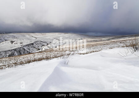 Vue sur les Brecon Beacons en hiver, le Parc National des Brecon Beacons, Powys, Pays de Galles, février 2012. Banque D'Images