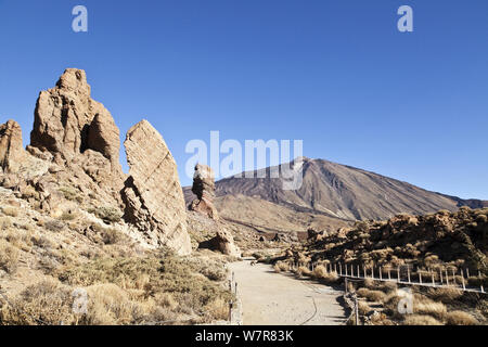 Le roque Cinchado, les vestiges de l'ancien sommet de l'île de Tenerife, avec Mounte Teide en arrière-plan, le Parc National du Teide, Canaries, Espagne, mars 2012. Banque D'Images