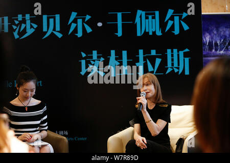 L'actrice française Isabelle Huppert, droite, assiste à une conférence de presse pour son jeu de scène "Isabelle Huppert lit Marguerite Duras' à Beijing, Chine, 14 Banque D'Images