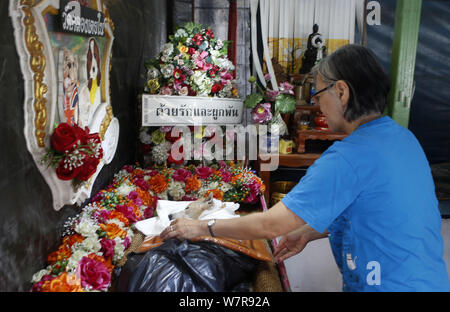 Nonthburi, Thaïlande. 7e août 2019. Un propriétaire prier sur les restes de 12-year-old dog, le nom est, au cours de sa Meji service funéraire bouddhiste au temple Nai Klong Toey à Bangkok.perdu d'animaux à Bangkok venir à Nai Klong Toey temple pour marquer le décès de leurs amis les animaux avec un plein service funéraire bouddhiste qui commence avec des prières par des moines, et autour de 2 heures de la crémation. Chaiwat Subprasom Crédit : SOPA/Images/ZUMA/Alamy Fil Live News Banque D'Images