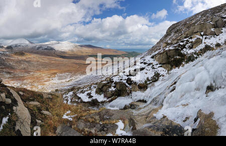 Annolog Slieve Binnian vu de la vallée, les montagnes de Mourne, comté de Down, Irlande du Nord, Mars 2013 Banque D'Images