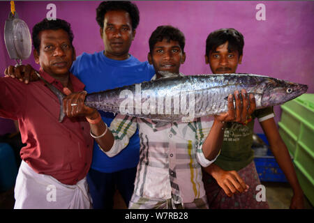 Les poissons et les vendeurs de glace avec le barracuda (Acanthocybium solandri) dans la ville, Lac Pulicat Pulicat, Tamil Nadu, Inde, janvier 2013. Banque D'Images