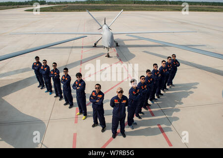 Techniciens chinois posent avec Cai Hong-4 (CH-4) Les véhicules aériens sans pilote (UAV) développé par conçu et construit par la Chine de l'Académie aéronautique Aerodyna Banque D'Images