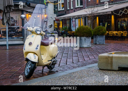 Populaires vespa scooter ville garé dans la rue, les transports urbains, marque bien connue de l'Italie, Alphen aan den Rijn, 12 février, 2019, le Netherland Banque D'Images