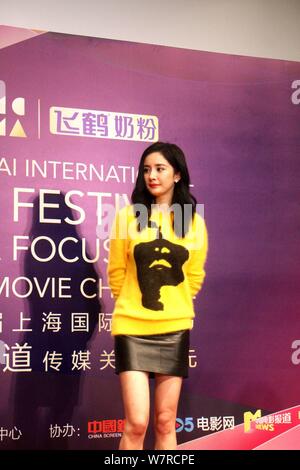 L'actrice chinoise Yang Mi, centre, assiste à une conférence de presse pour son film 'Réinitialiser'' durant le 20e Festival International du Film de Shanghai à Shanghai, C Banque D'Images