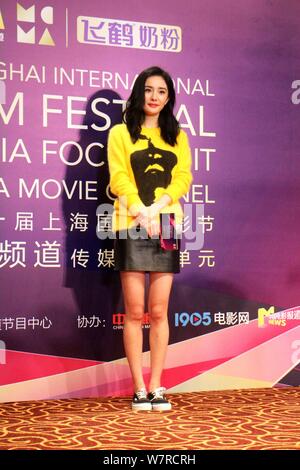 L'actrice chinoise Yang Mi, centre, assiste à une conférence de presse pour son film 'Réinitialiser'' durant le 20e Festival International du Film de Shanghai à Shanghai, C Banque D'Images