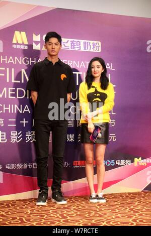 L'actrice chinoise Yang Mi, centre, assiste à une conférence de presse pour son film 'Réinitialiser'' durant le 20e Festival International du Film de Shanghai à Shanghai, C Banque D'Images