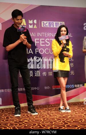 L'actrice chinoise Yang Mi, centre, assiste à une conférence de presse pour son film 'Réinitialiser'' durant le 20e Festival International du Film de Shanghai à Shanghai, C Banque D'Images