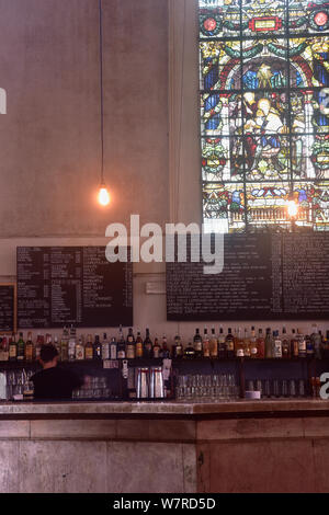 L'Angleterre, Oxford, Freud bar/boîte de nuit, l'intérieur du bar avec de vieux vitrail.. Banque D'Images