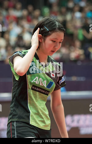 Hayata Hina est illustrée comme elle et l'Oti Mima en concurrence contre Chen Meng et Zhu Yuling de Chine dans leur match de demi-finale de leur match de double de la femme Banque D'Images