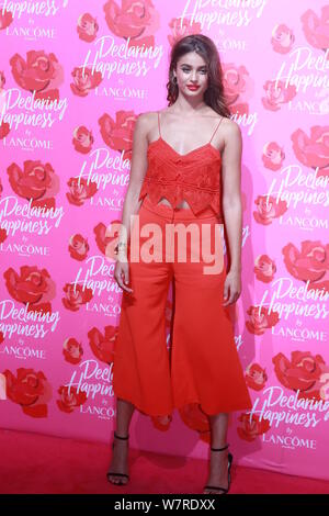 Modèle américain Taylor Hill pose au cours de l'événement d'ouverture pour l'eclaring Lancome "Bonheur" exposition à Shanghai, Chine, 21 juin 2017. Banque D'Images