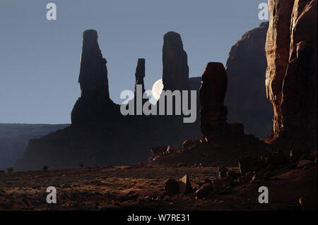 Pouce et trois sœurs rock formations, en début de soirée, Monument Valley Navajo Tribal Park, Arizona, USA Décembre 2012 Banque D'Images