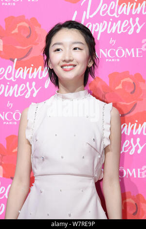 L'actrice chinoise Zhou Dongyu pose au cours de l'événement d'ouverture pour l'eclaring Lancome "Bonheur" exposition à Shanghai, Chine, 21 juin 2017. Banque D'Images